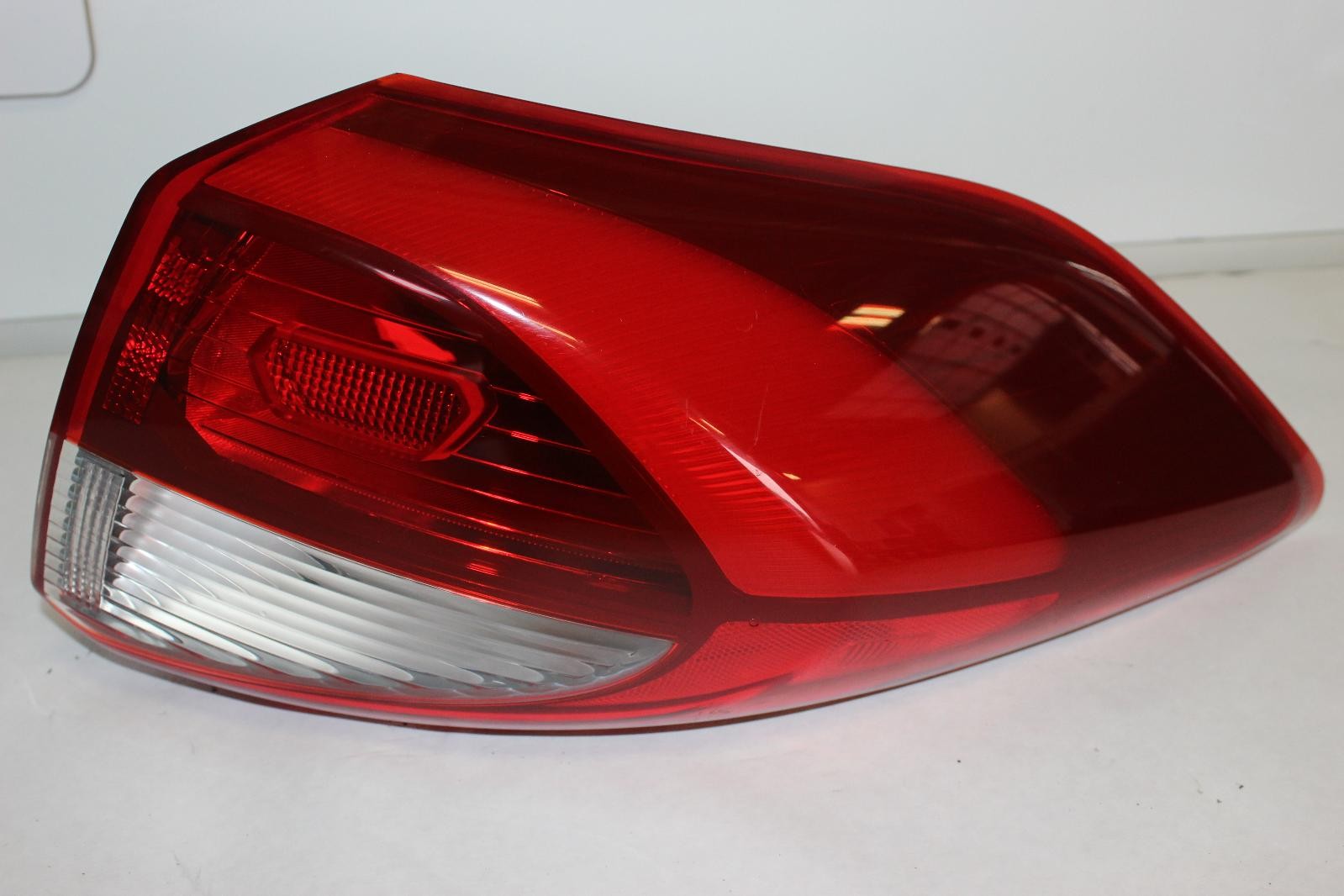 Used Right Tail Light Assembly fits: 2017 Hyundai Tucson incandescent bulb quart