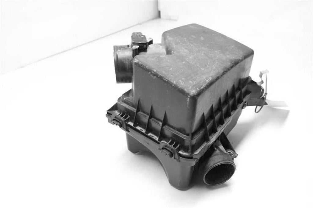 Used Air Cleaner Assembly fits: 2017 Toyota Camry VIN F 5th digit 2.5L 4 cylinde