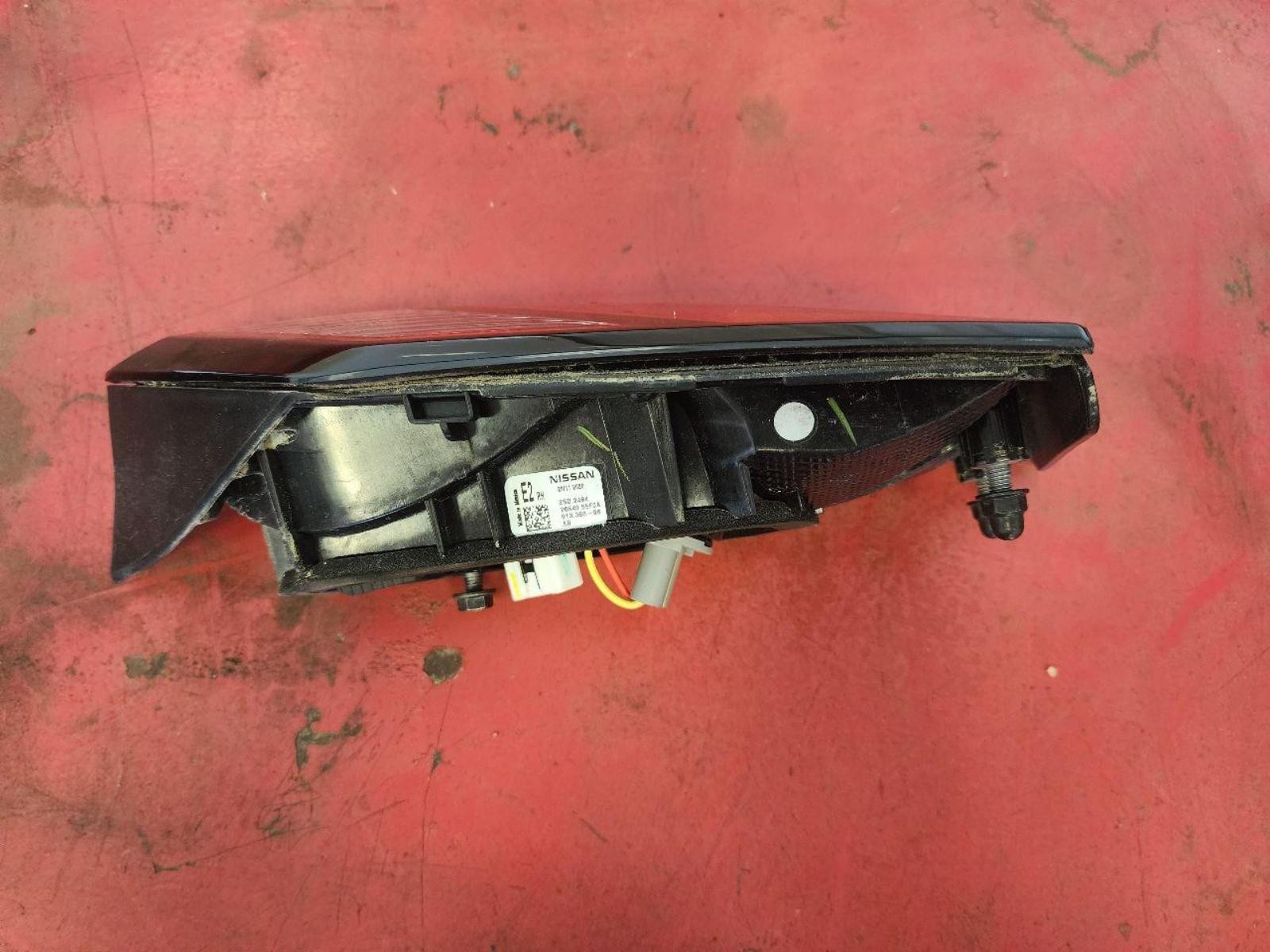 NISSAN VERSA R Taillight decklid mounted, R. 20 21 22 23