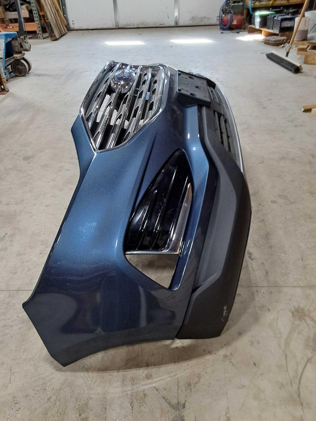 Used Front Bumper Assembly Front fits: 2019 Ford Edge SEL w/adaptive cruise Fron