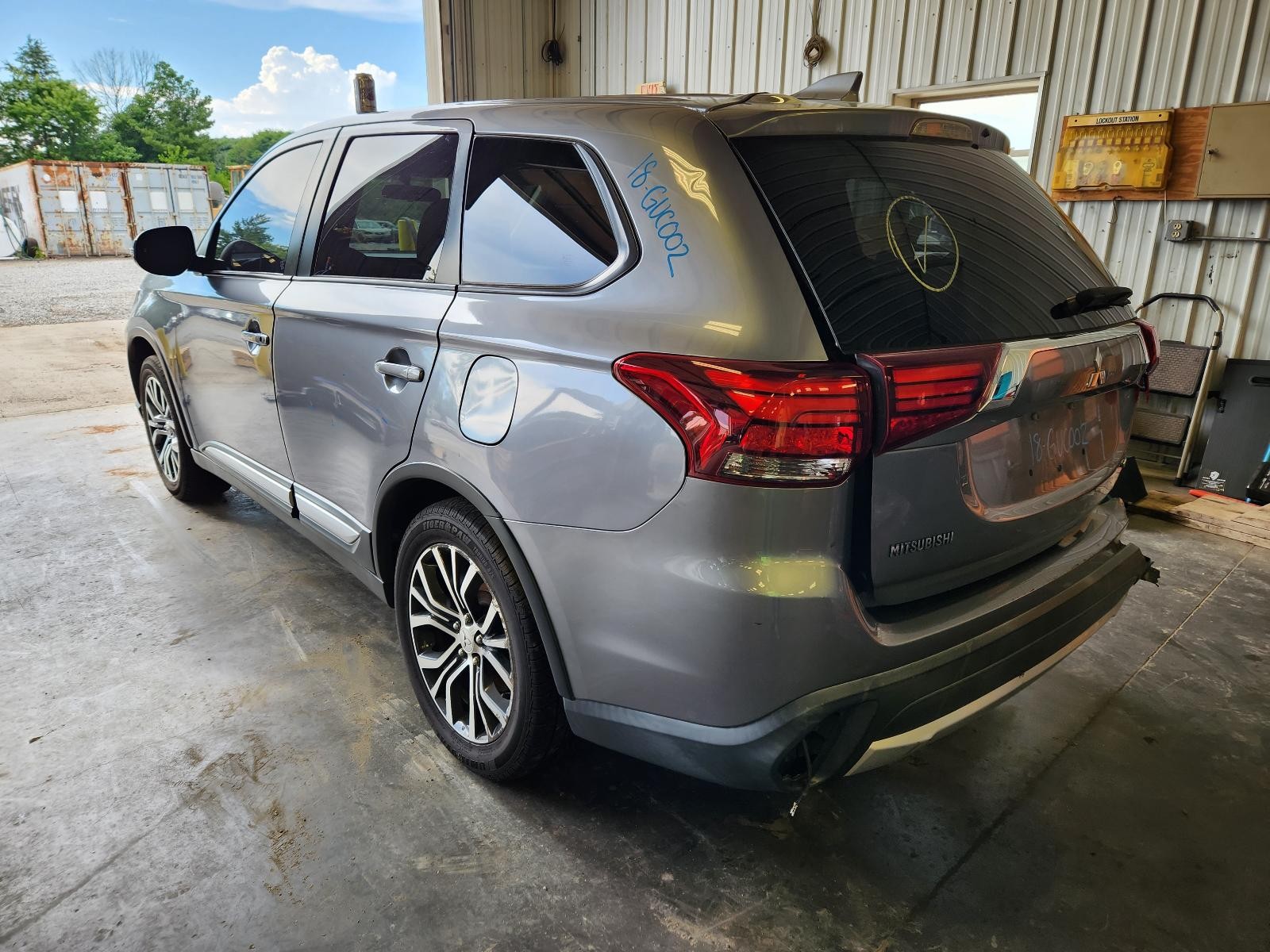 Used Front Center Interior Rear View Mirror fits: 2018 Mitsubishi Outlander Fron