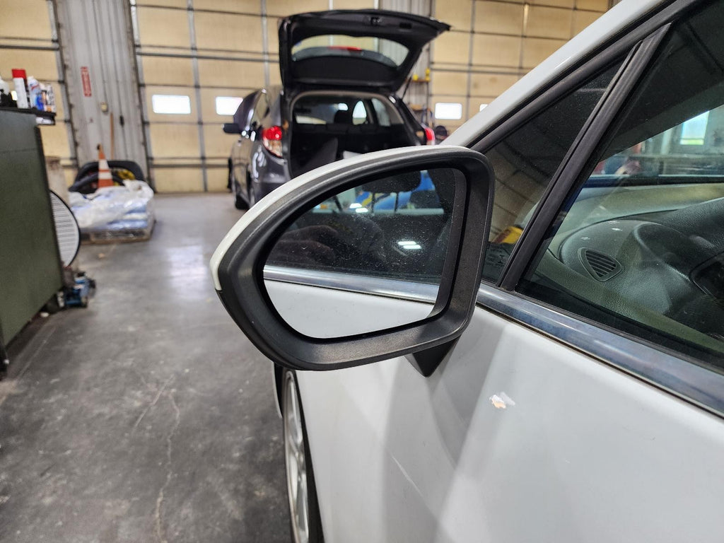 Used Left Door Mirror fits: 2016 Chevrolet Cruze w/o turn signal w/heated opt DL