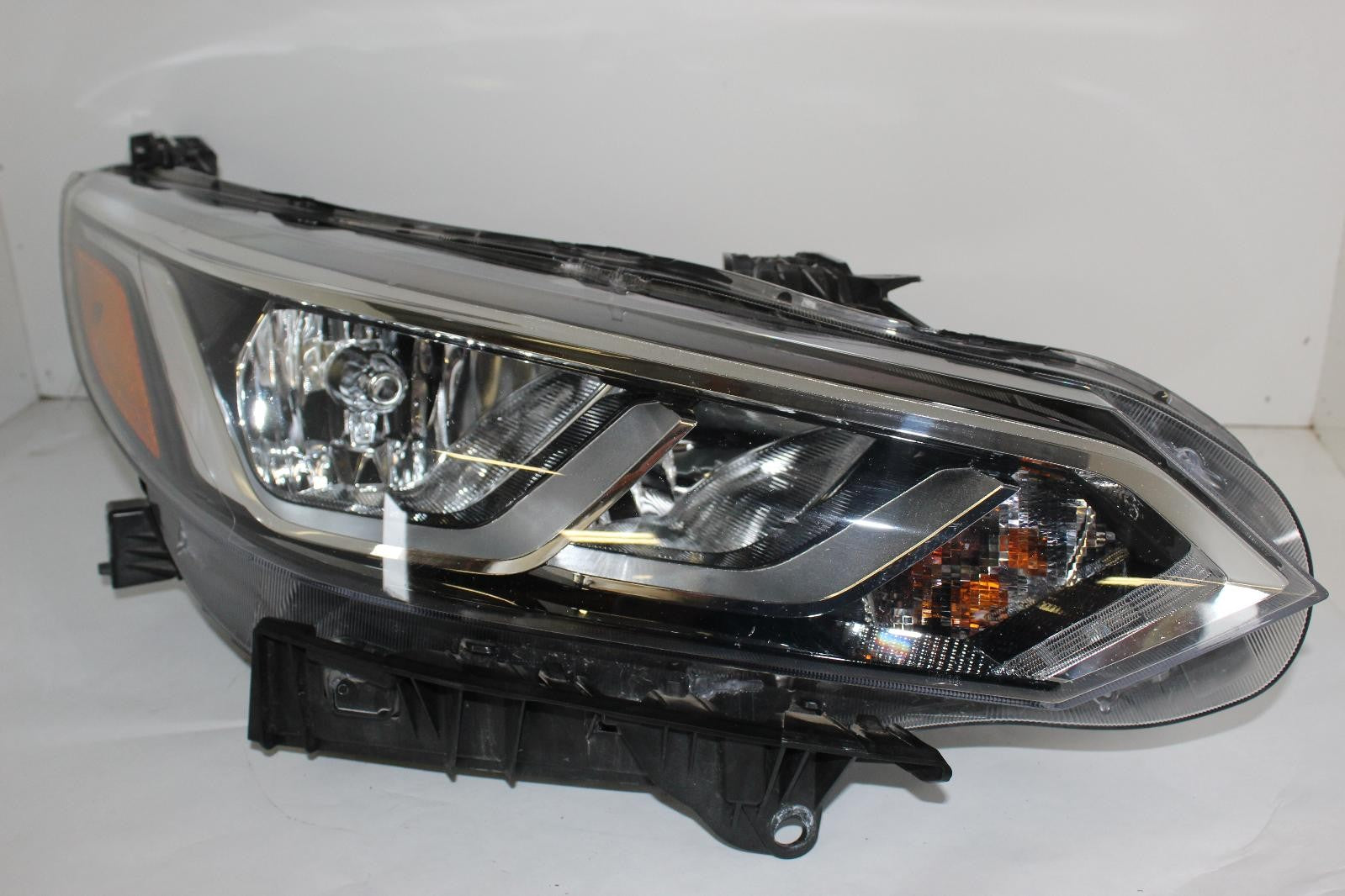 Used Right Headlight Assembly fits: 2022 Nissan Sentra halogen Right Grade A