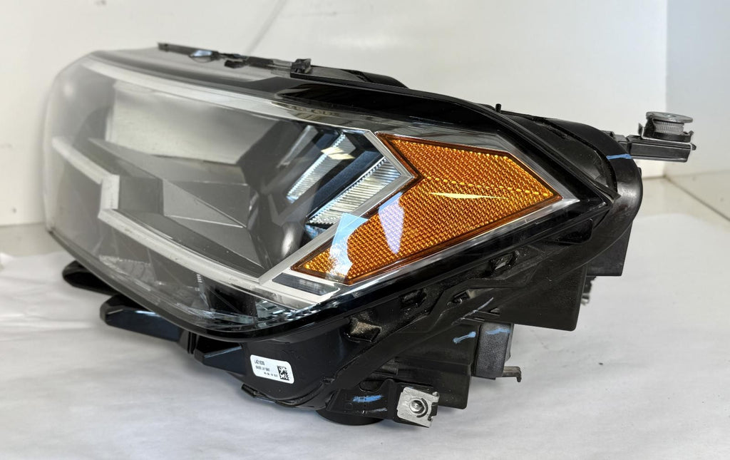 Used Left Headlight Assembly fits: 2019 Volkswagen Jetta LED w/o projector Left