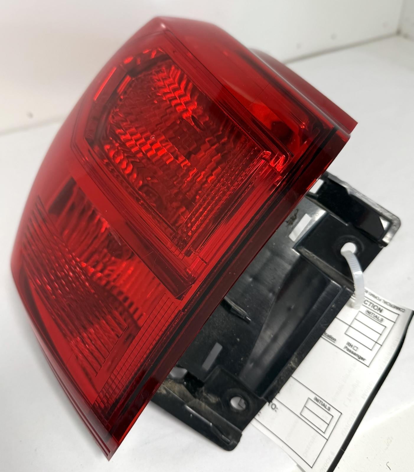 2017-2020 NISSAN PATHFINDER TAILLIGHT LEFT SIDE QUARTER MOUNTED OEM