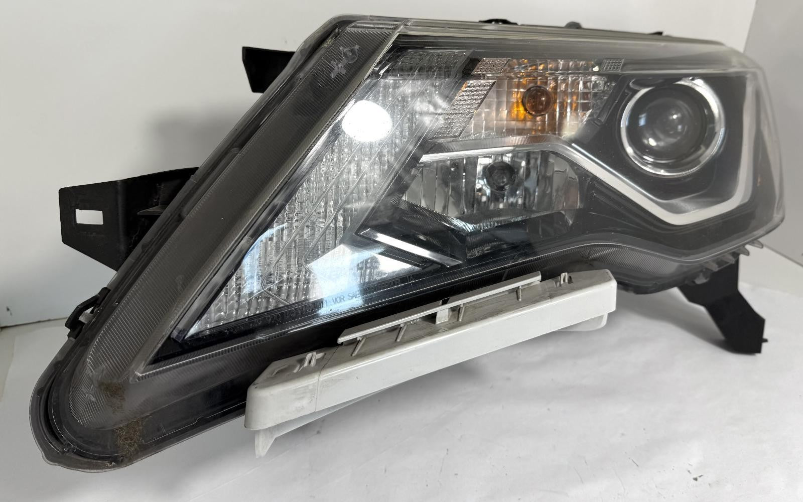 2017-2020 NISSAN PATHFINDER HEADLIGHT LEFT SIDE HALOGEN OEM