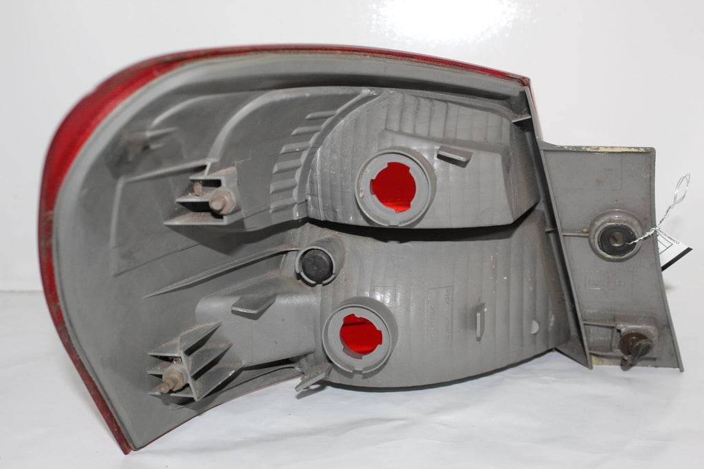 NISSAN ROGUE R Taillight quarter panel mounted, R. 08 09 10 11 12 13