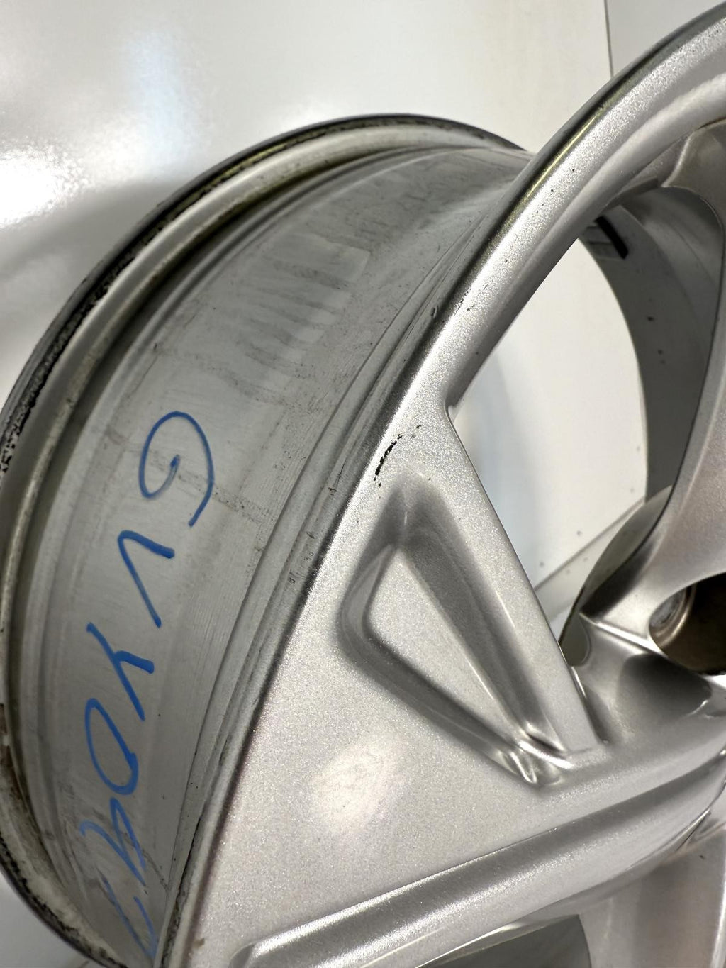 Used Wheel fits: 2021 Hyundai Sonata gasoline 16x6-1/2 alloy ID 52910L0110 Grade