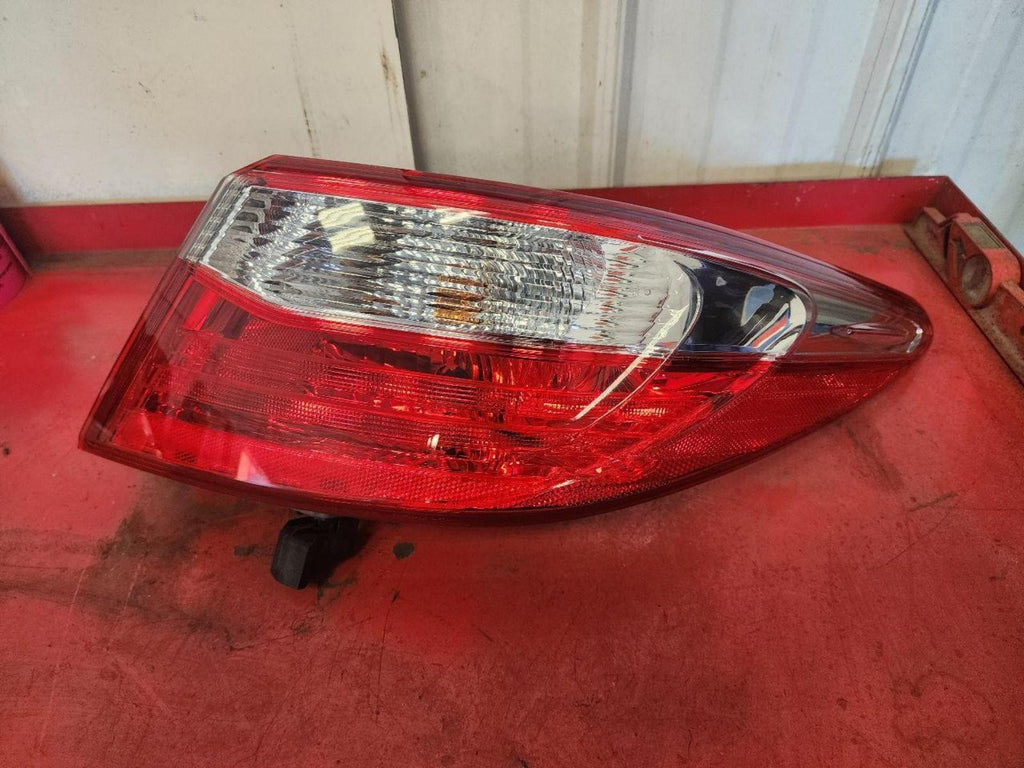 TOYOTA CAMRY R Taillight quarter panel mounted, R. 15