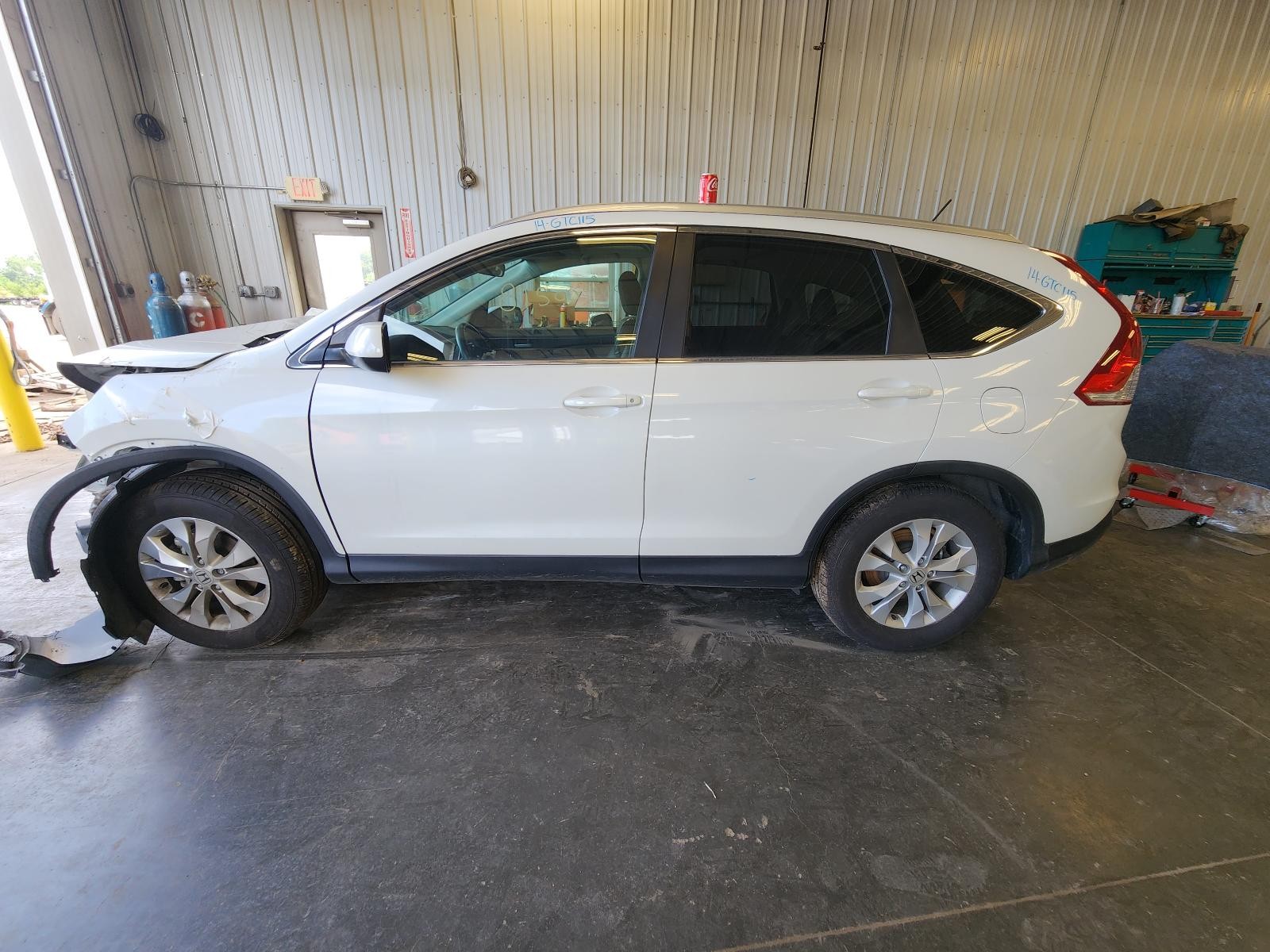 Used Rear Bumper Assembly Rear fits: 2014 Honda Cr-v includes right and left pai