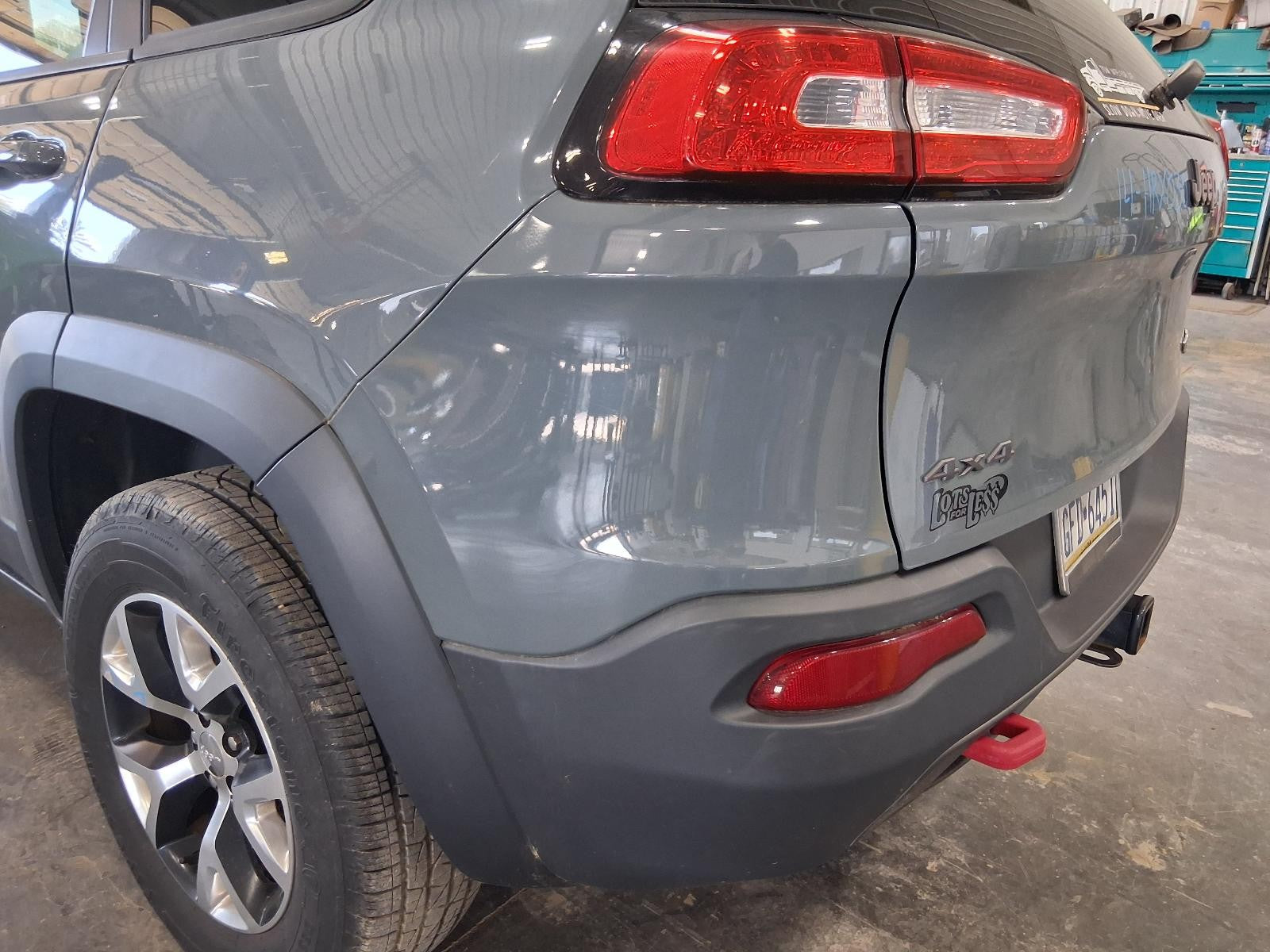 Used Rear Bumper Assembly Rear fits: 2014 Jeep Cherokee w/rear tow hook w/traile