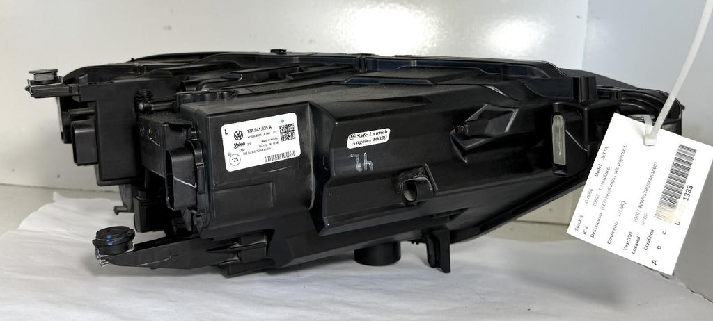 Used Left Headlight Assembly fits: 2019 Volkswagen Jetta LED w/o projector Left