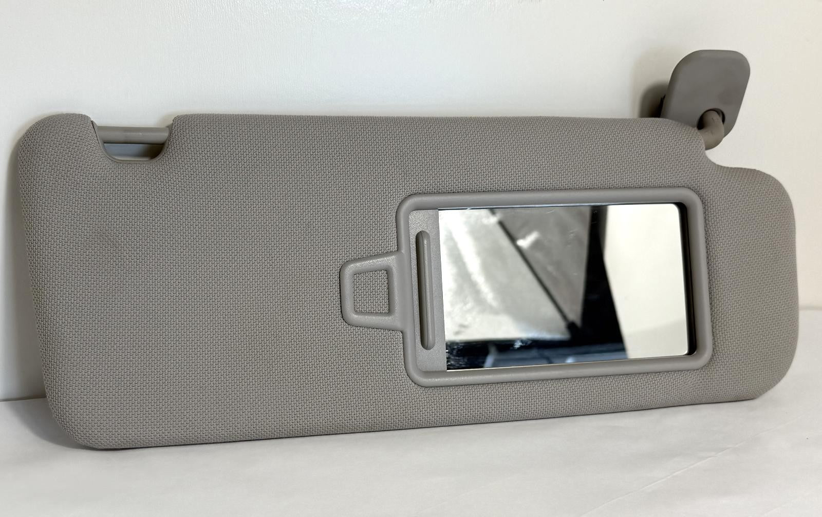 Used Right Sun Visor fits: 2015 Hyundai Sonata roof illuminated VIN 2 5th digit