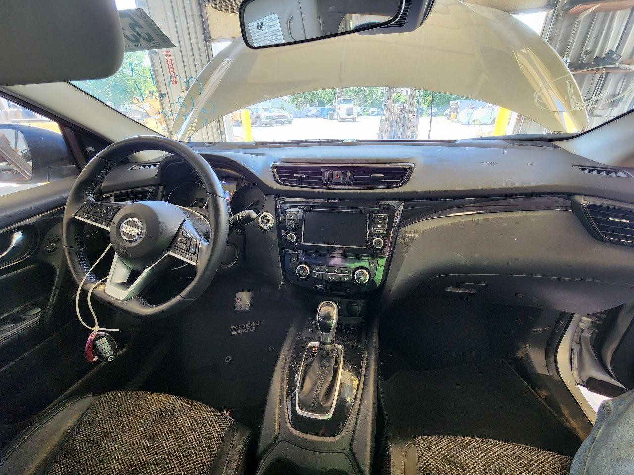 Used Left Sun Visor fits: 2022 Nissan Rogue sport w/illumination w/o sunroof Lef