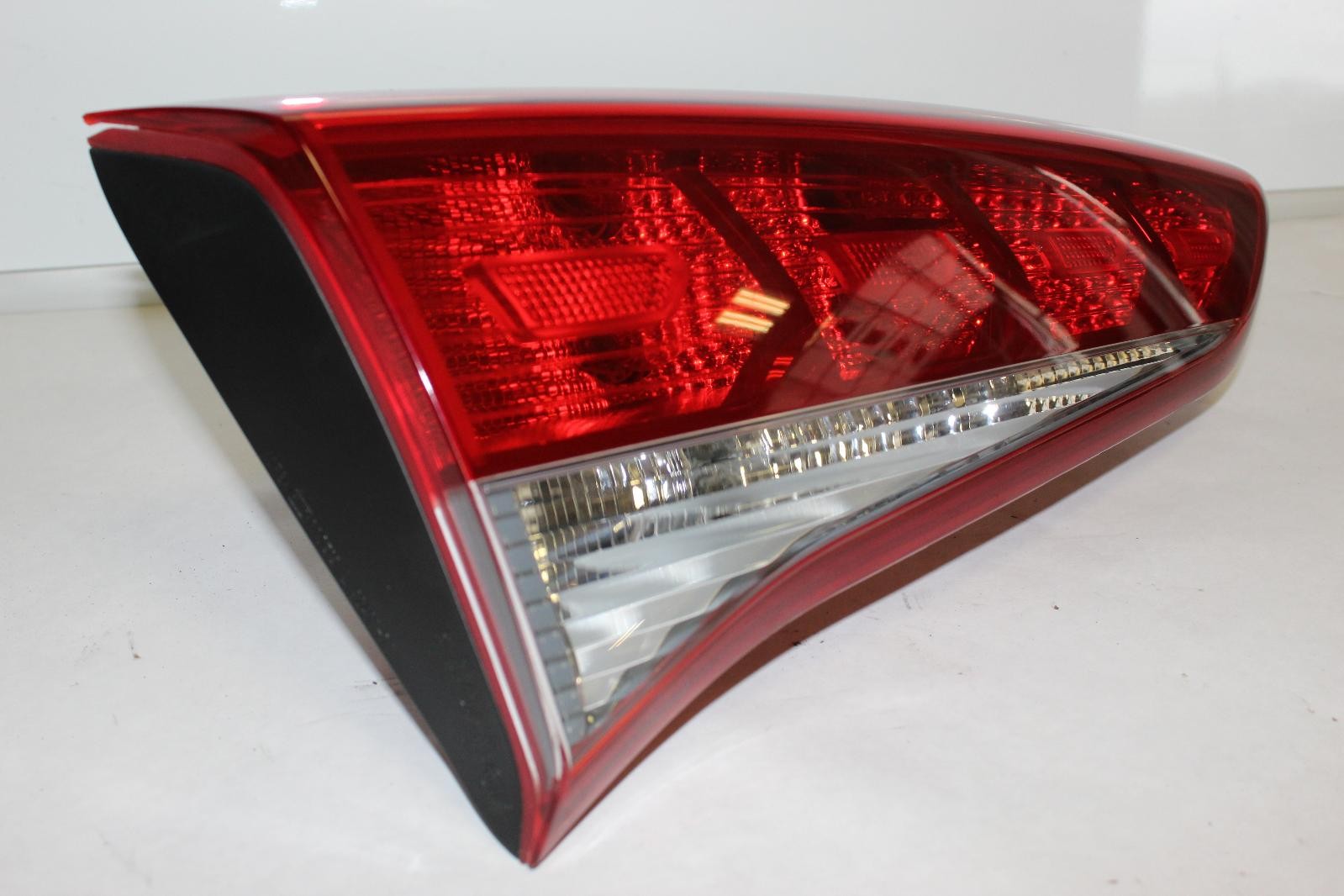 Used Left Tail Light Assembly fits: 2017 Hyundai Tucson incandescent bulb gate m