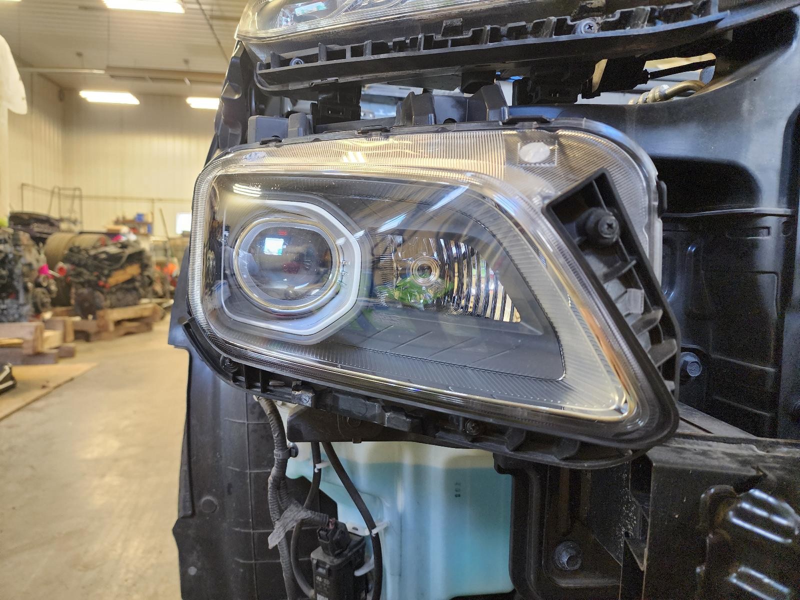 Used Right Headlight Assembly fits: 2019 Hyundai Kona halogen headlamps 2 bulb R