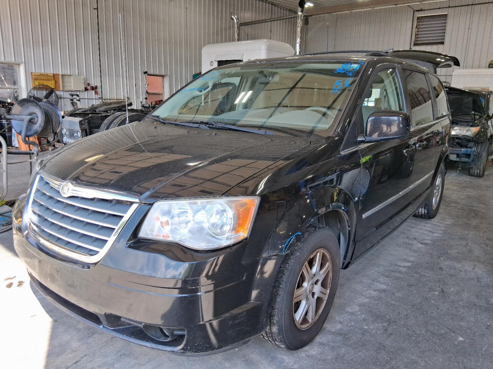 Used Right Sun Visor fits: 2010 Chrysler Town & country w/illumination Right Gra