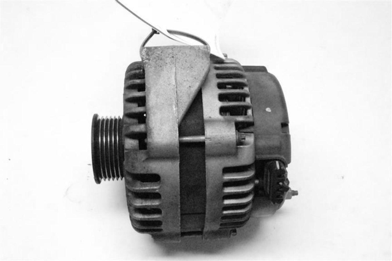 Used Alternator fits: 2010 Chevrolet Express 3500 van 145 amp ID 15263859 Grade