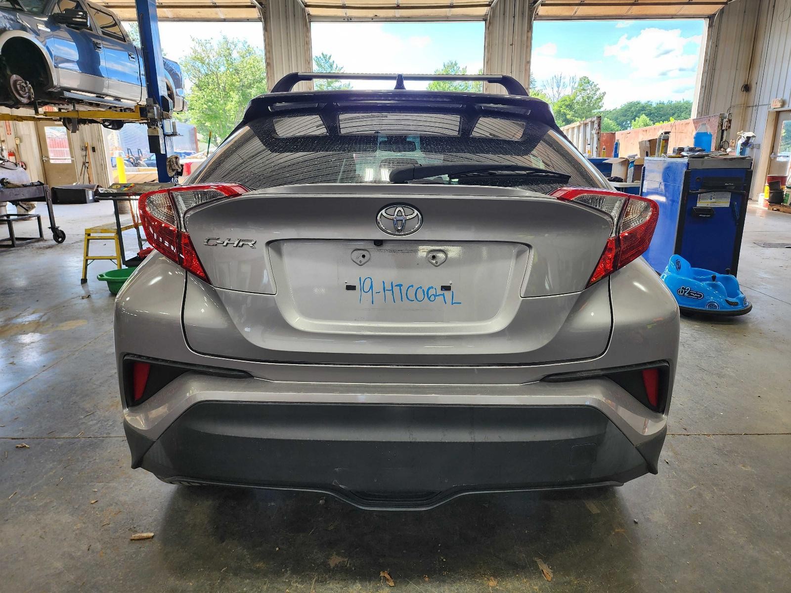 Used Front Center Interior Rear View Mirror fits: 2019 Toyota C-hr w/automatic d