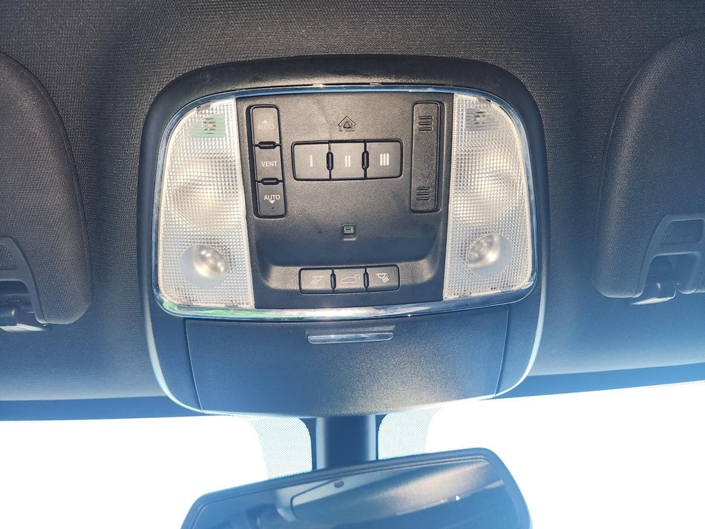Used Front Upper Center Console fits: 2014 Jeep Grand cherokee roof w/sunroof Fr