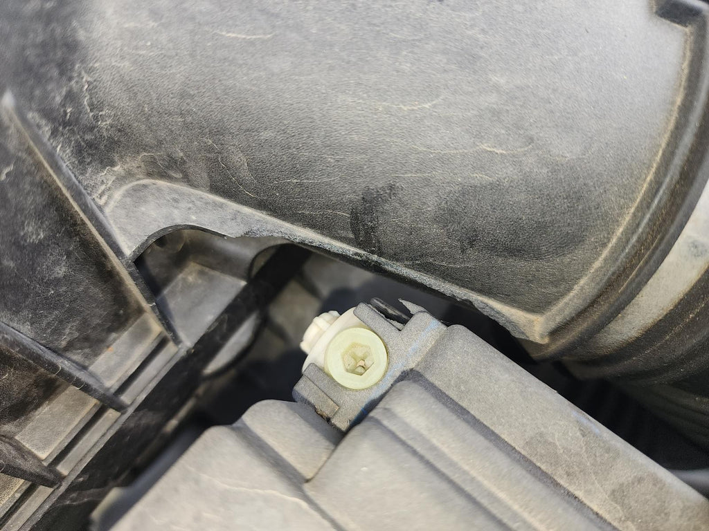 Used Air Cleaner Assembly fits: 2018 Chevrolet Equinox  Grade A