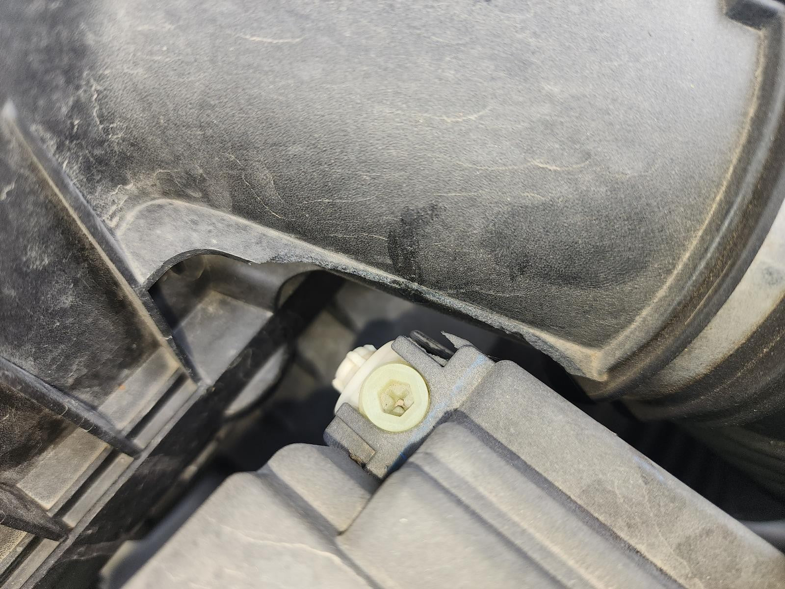 Used Air Cleaner Assembly fits: 2018 Chevrolet Equinox  Grade A