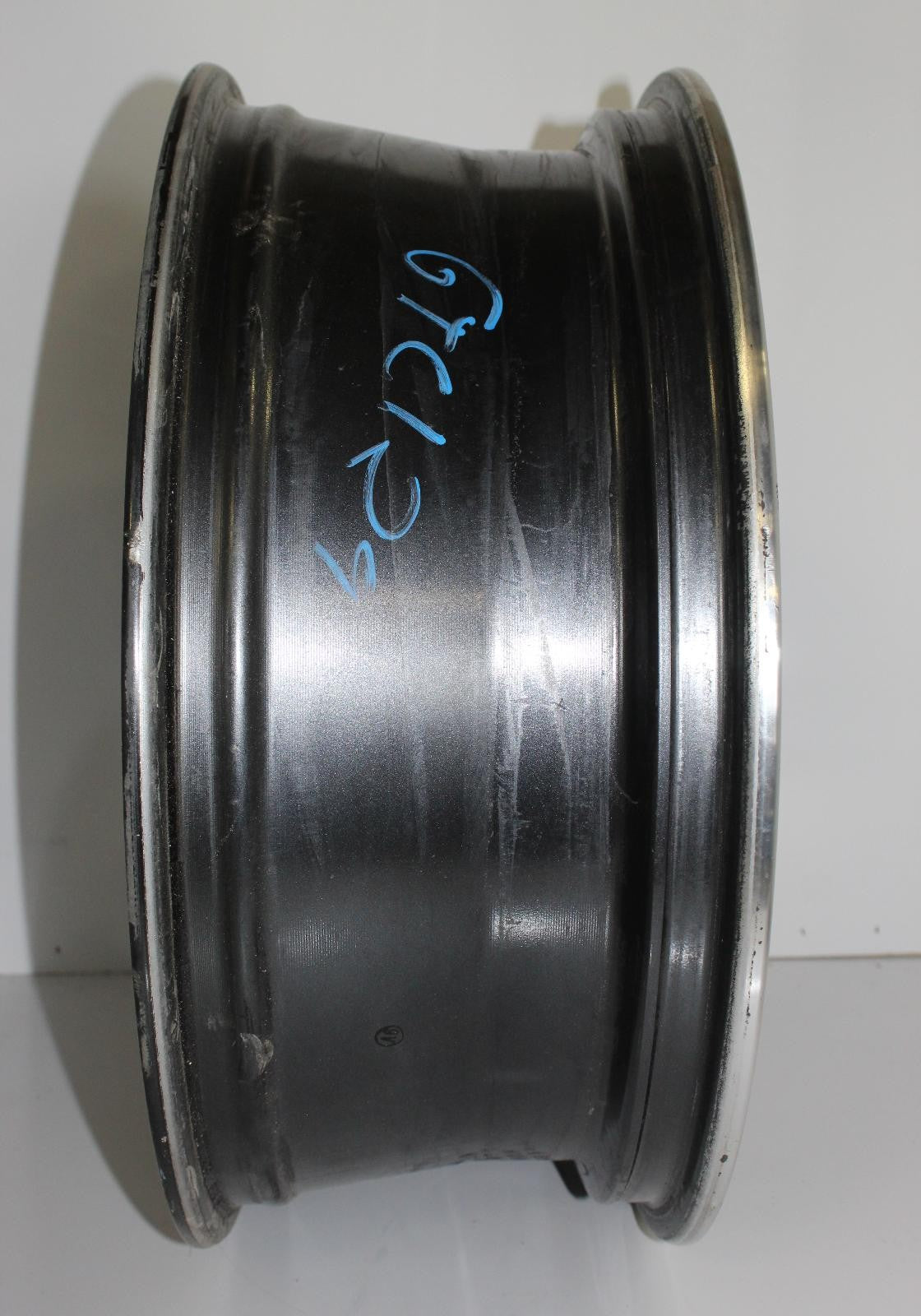 Used Wheel fits: 2017 Nissan Murano 20x7-1/2 alloy machined and painted V spoke