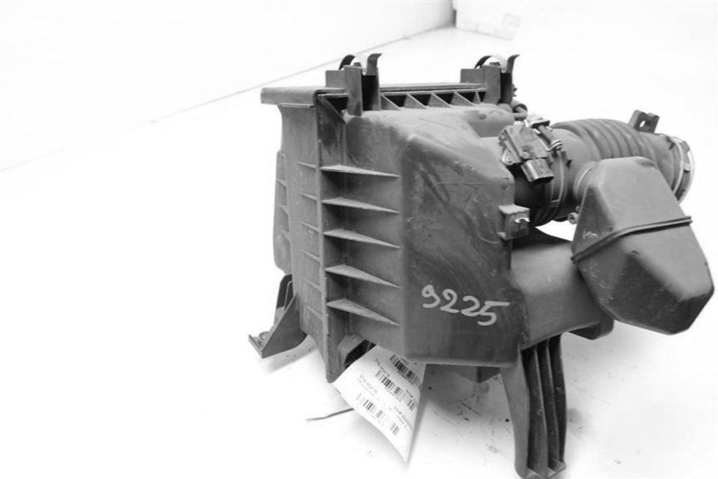 Used Air Cleaner Assembly fits: 2014 Toyota Sienna  Grade A