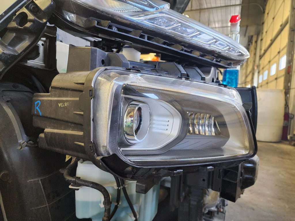 Used Right Headlight Assembly fits: 2019 Hyundai Kona halogen headlamps 2 bulb R