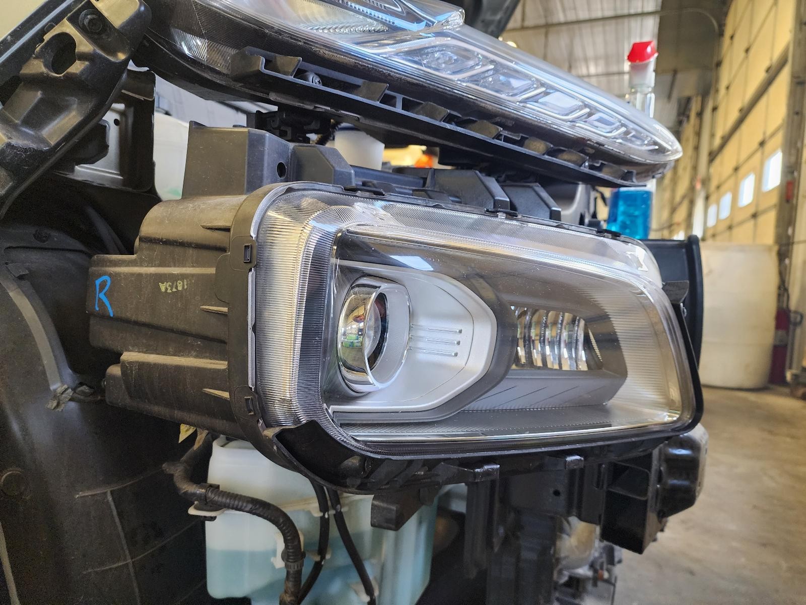 Used Right Headlight Assembly fits: 2019 Hyundai Kona halogen headlamps 2 bulb R