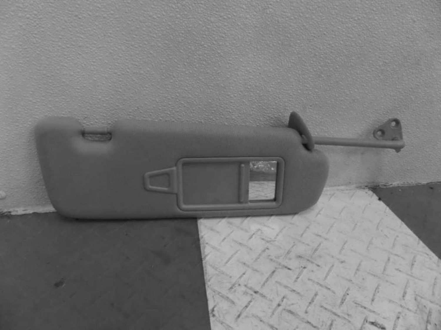 Used Right Sun Visor fits: 2013 Hyundai Sonata roof illuminated metal roof w/sun