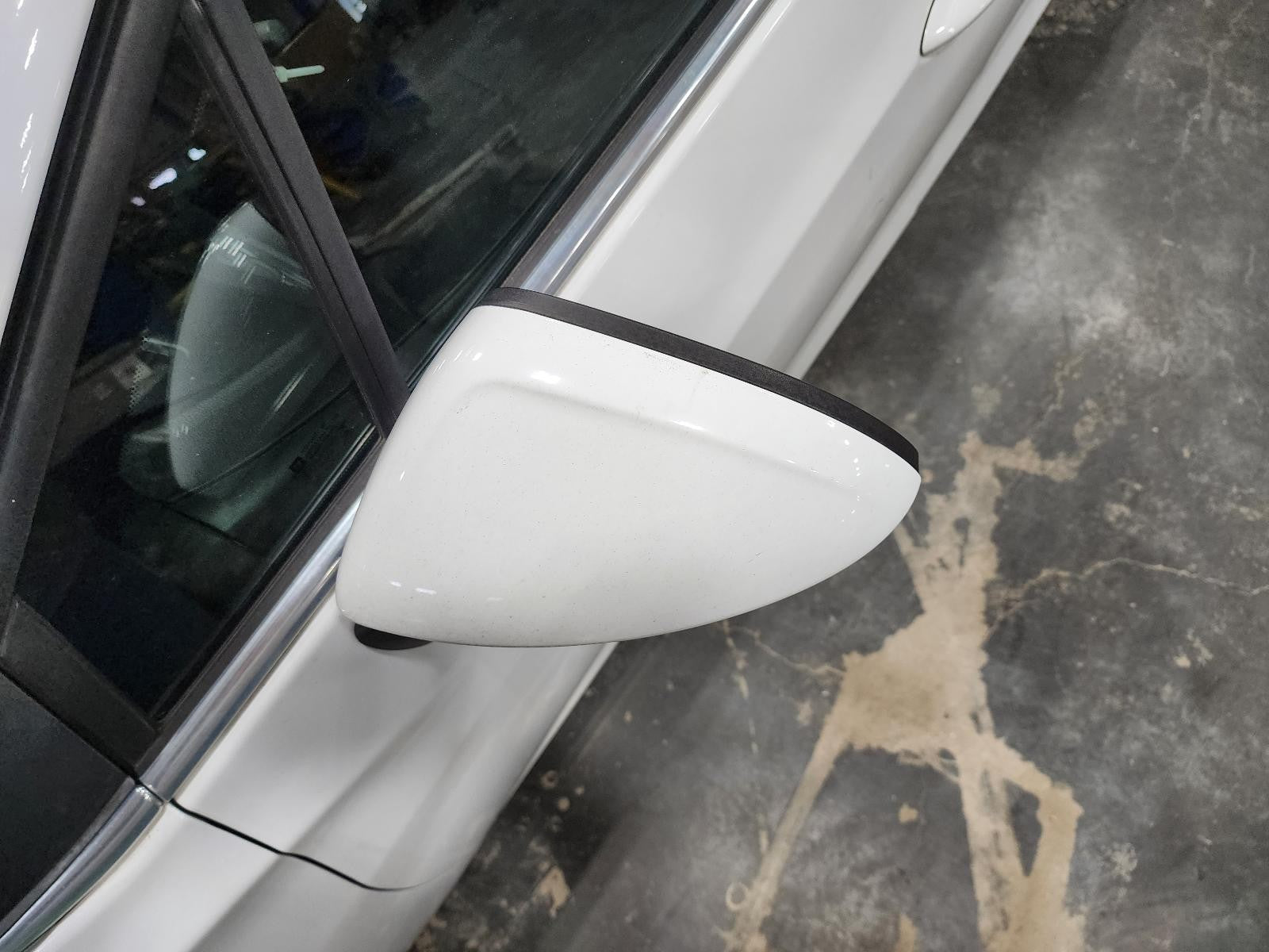 Used Left Door Mirror fits: 2016 Chevrolet Cruze w/o turn signal w/heated opt DL
