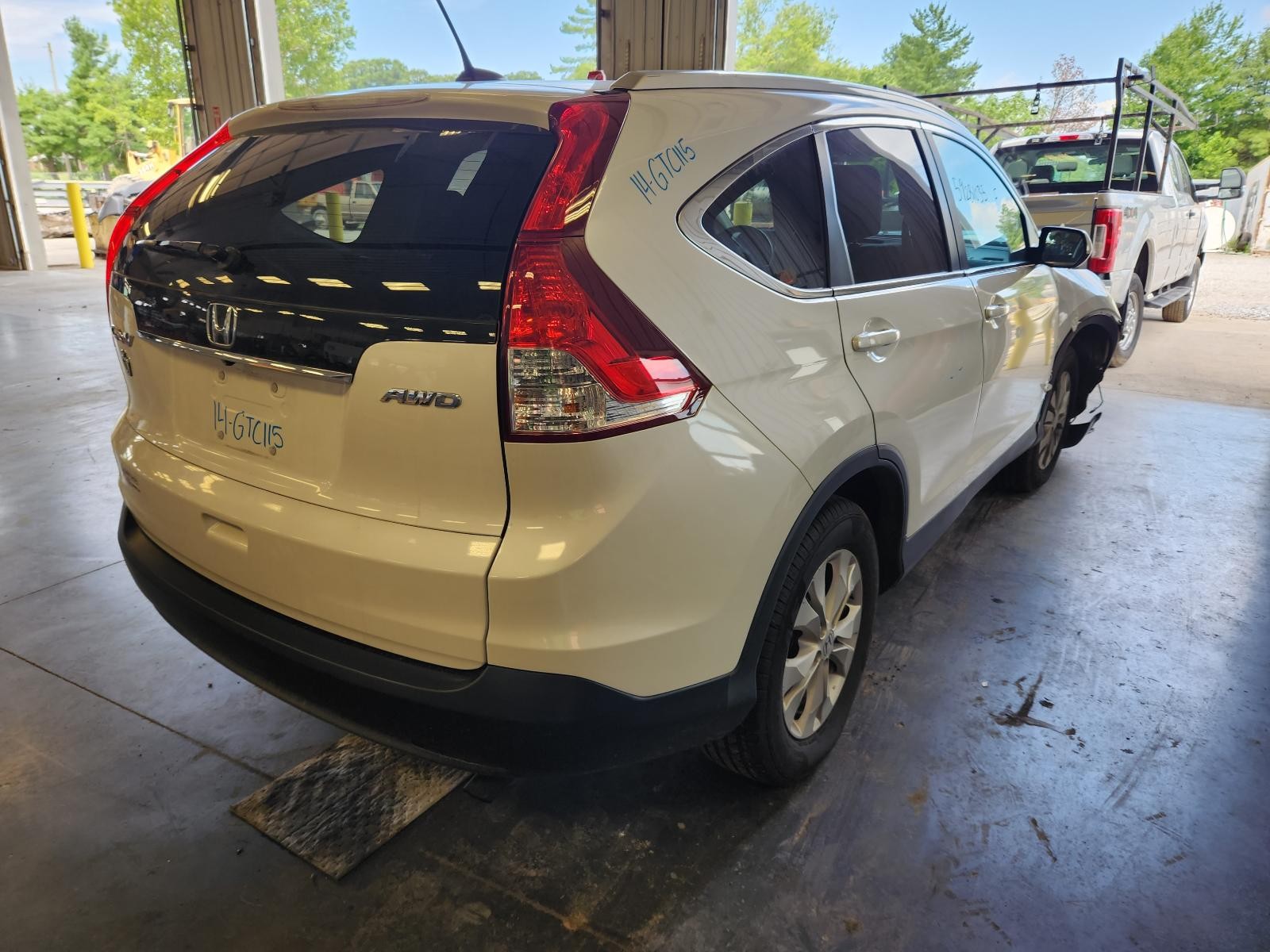 Used Rear Bumper Assembly Rear fits: 2014 Honda Cr-v includes right and left pai