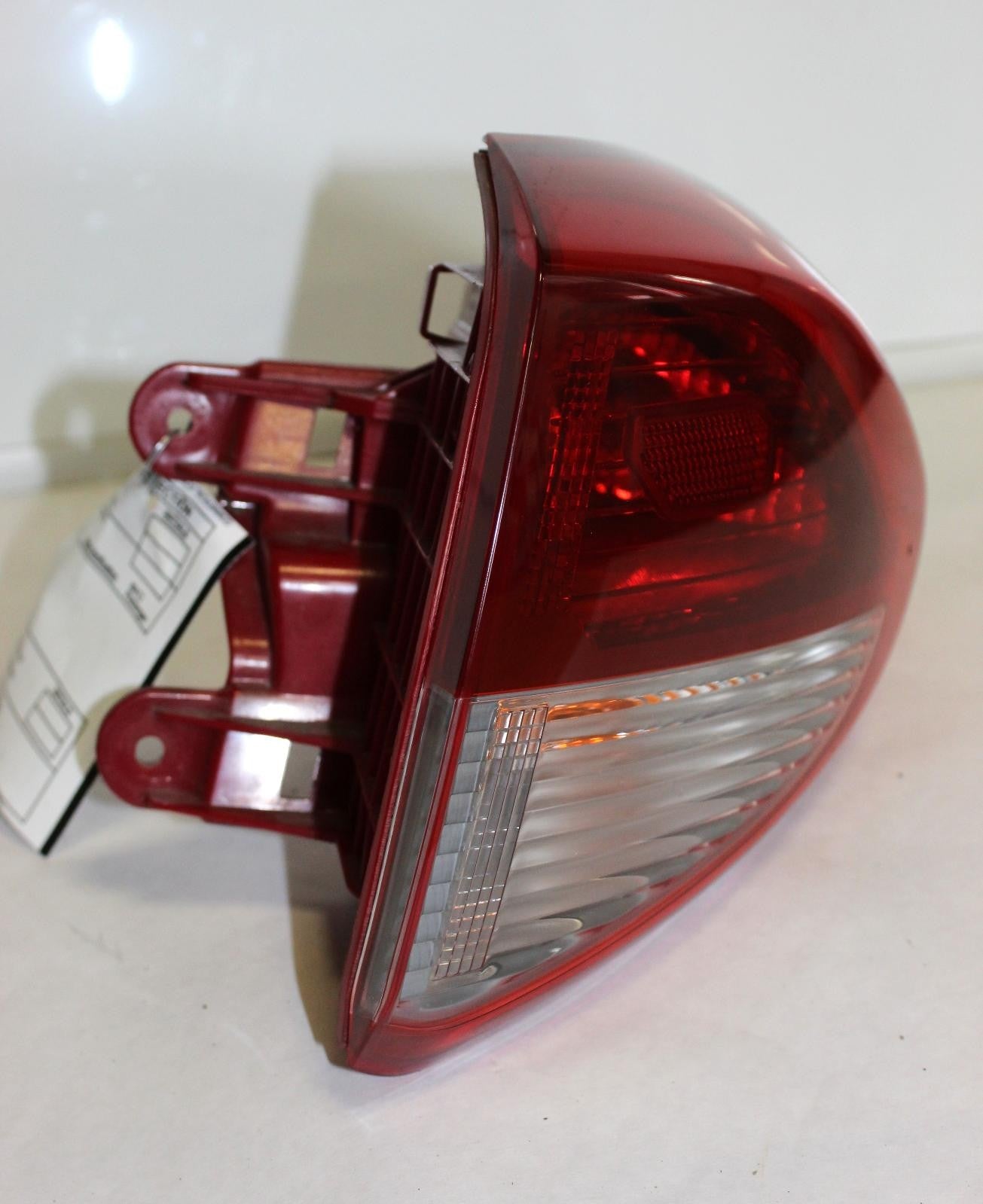 Used Right Tail Light Assembly fits: 2017 Hyundai Tucson incandescent bulb quart