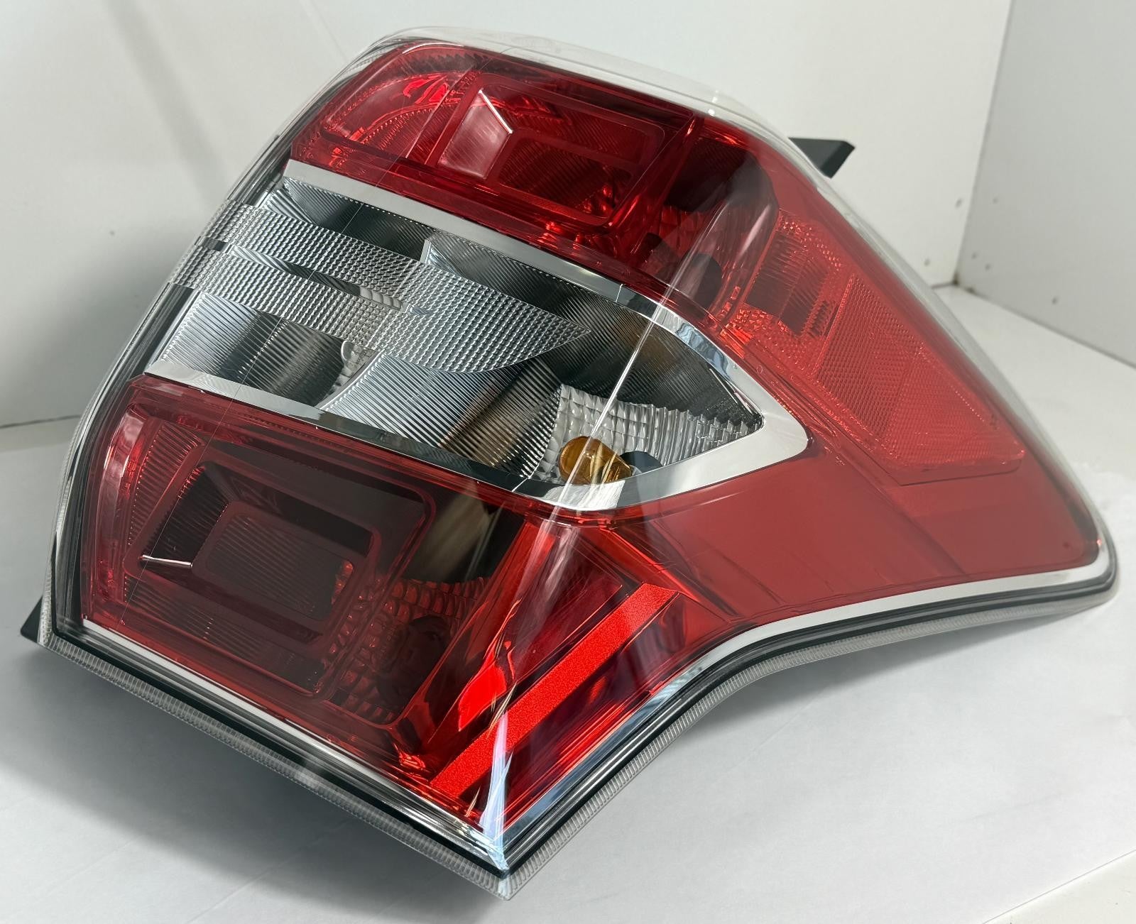 2014-2016 SUBARU FORESTER TAILLIGHT RIGHT SIDE OEM