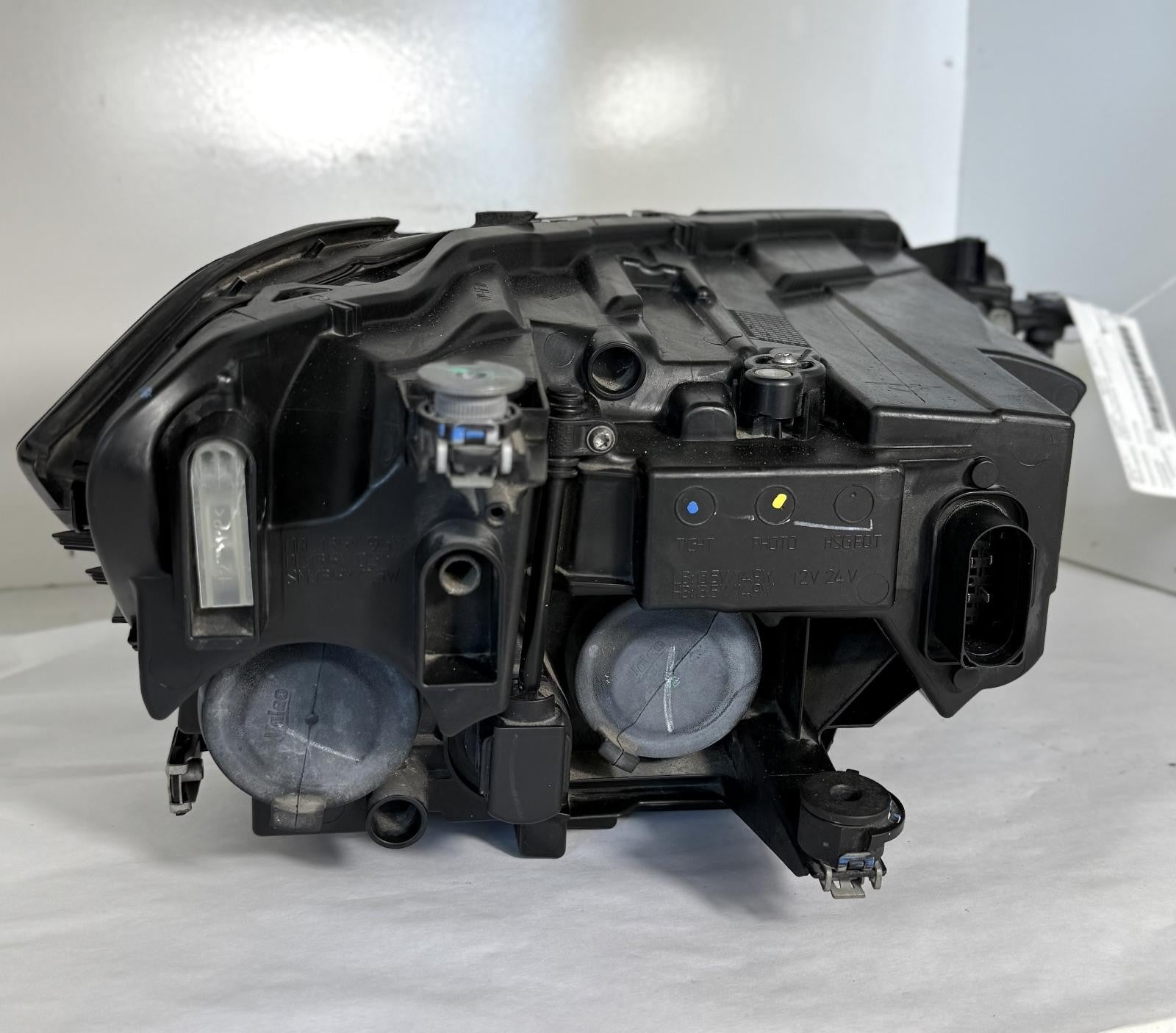 Used Left Headlight Assembly fits: 2019 Volkswagen Jetta LED w/o projector Left