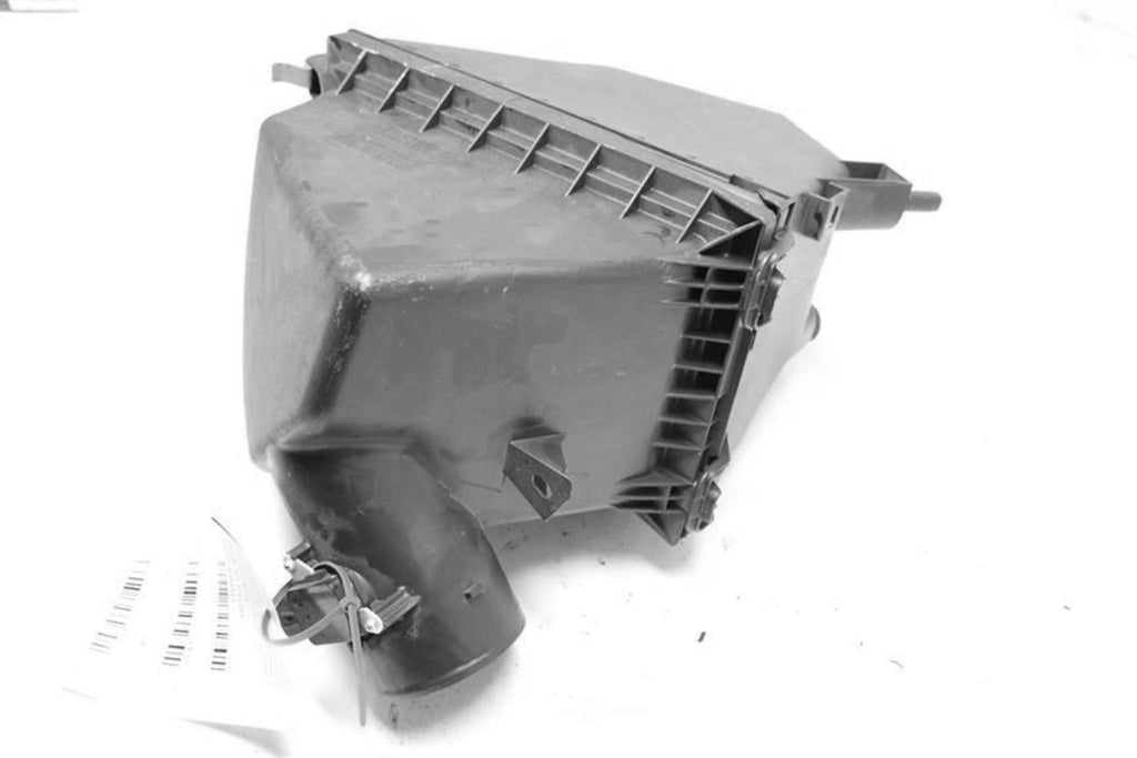 Used Air Cleaner Assembly fits: 2017 Toyota Rav4 4 cylinder 2ARFE engine Grade A