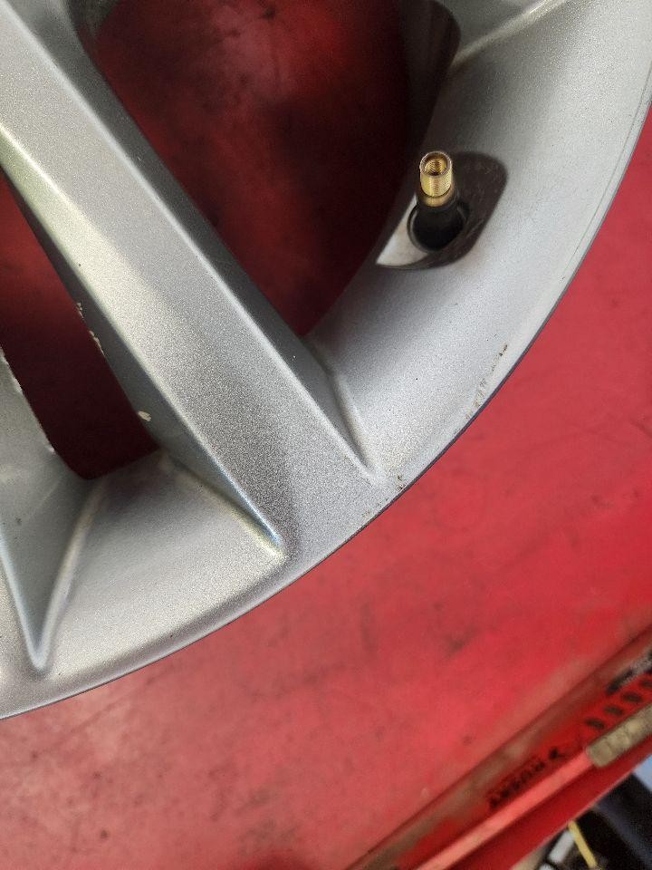 Used Wheel fits: 2015 Hyundai Sonata 16x6-1/2 alloy 10 spoke w/TPMS Grade A