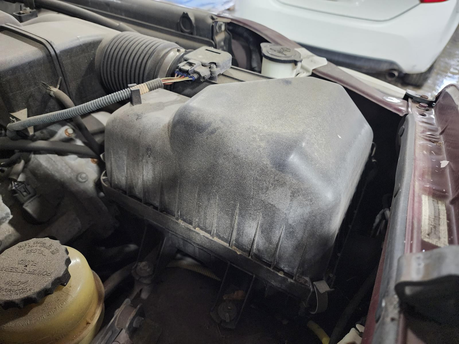 Used Air Cleaner Assembly fits: 2003 Toyota Tundra 8 cylinder Grade A