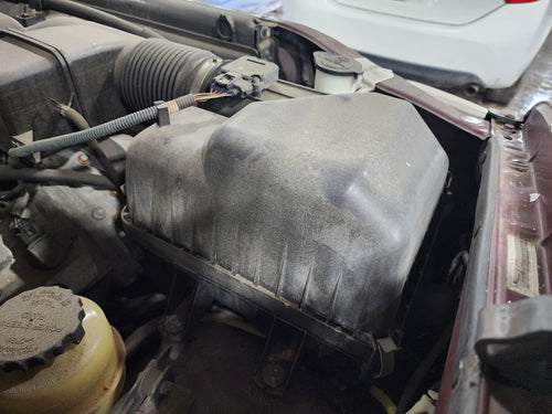 Used Air Cleaner Assembly fits: 2003 Toyota Tundra 8 cylinder Grade A