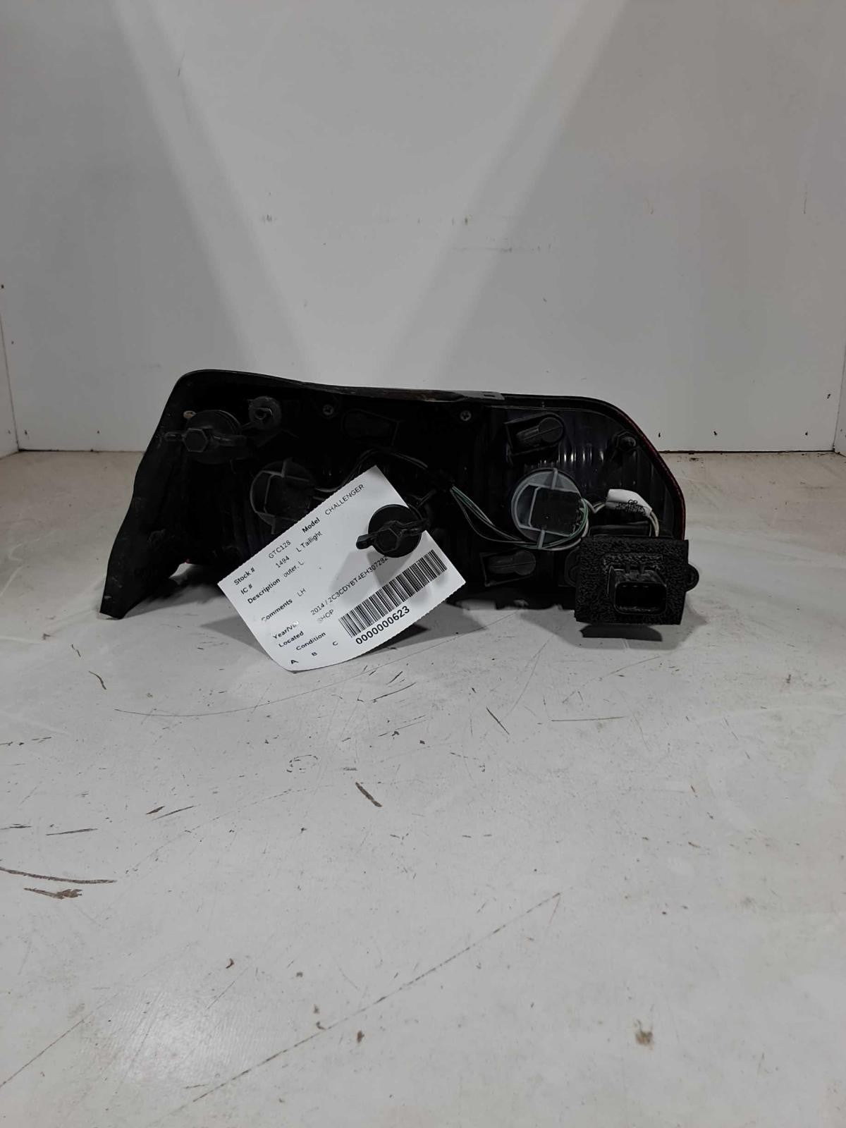 Used Right Tail Light Assembly fits: 2019 Chevrolet Traverse quarter panel mount