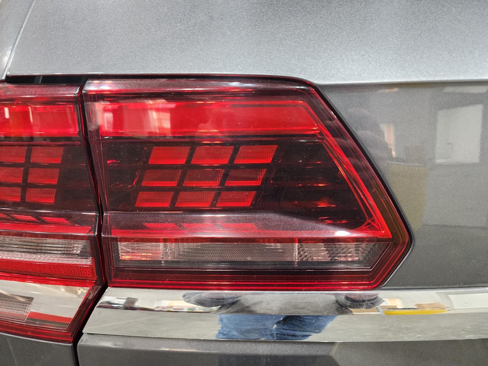 Used Left Tail Light Assembly fits: 2018 Volkswagen Atlas LED liftgate mounted L