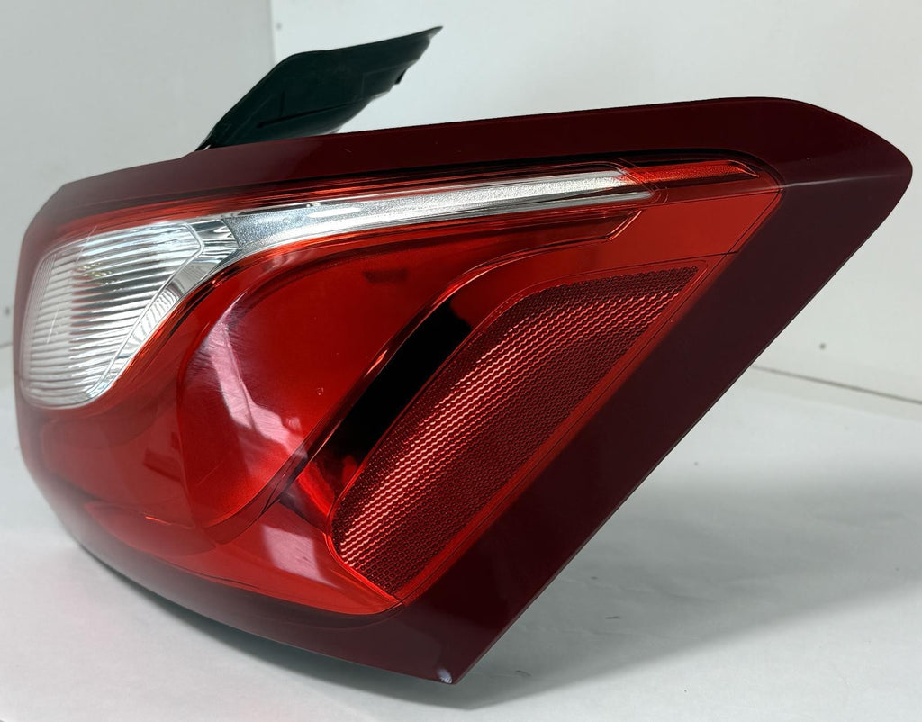 Used Right Tail Light Assembly fits: 2018 Chevrolet Equinox w/LED opt UGE quarte