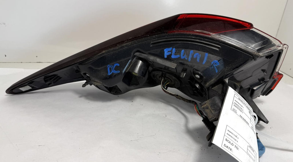 2016-2019 LEXUS RX450H TAILLIGHT RIGHT SIDE QUARTER MOUNTED OEM 