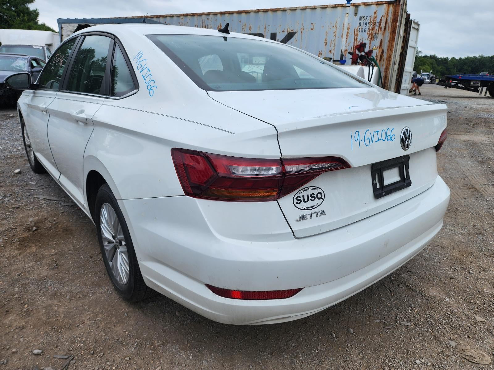 Used Left Headlight Assembly fits: 2019 Volkswagen Jetta LED w/o projector Left