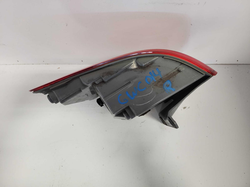 Used Right Tail Light Assembly fits: 2017 Jeep Grand cherokee quarter panel moun