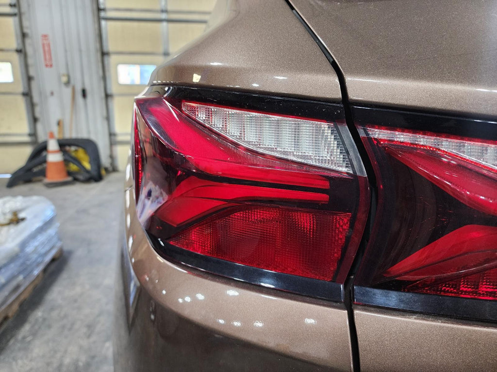 Used Left Tail Light Assembly fits: 2019 Chevrolet Blazer quarter panel mounted