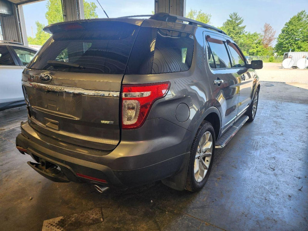 FORD EXPLORER R Taillight w/o police package; red lens, twist in signal and re