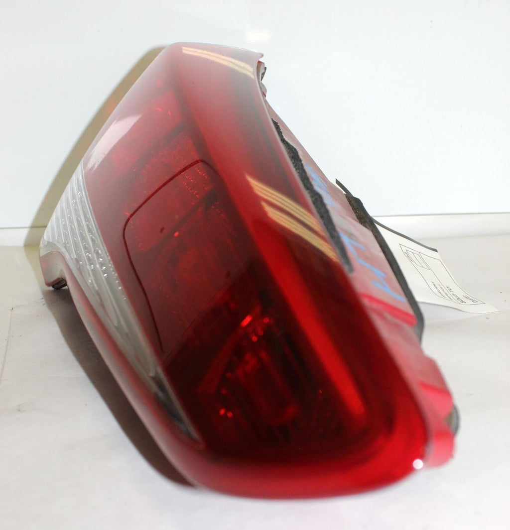 Used Left Tail Light Assembly fits: 2017 Hyundai Tucson incandescent bulb gate m