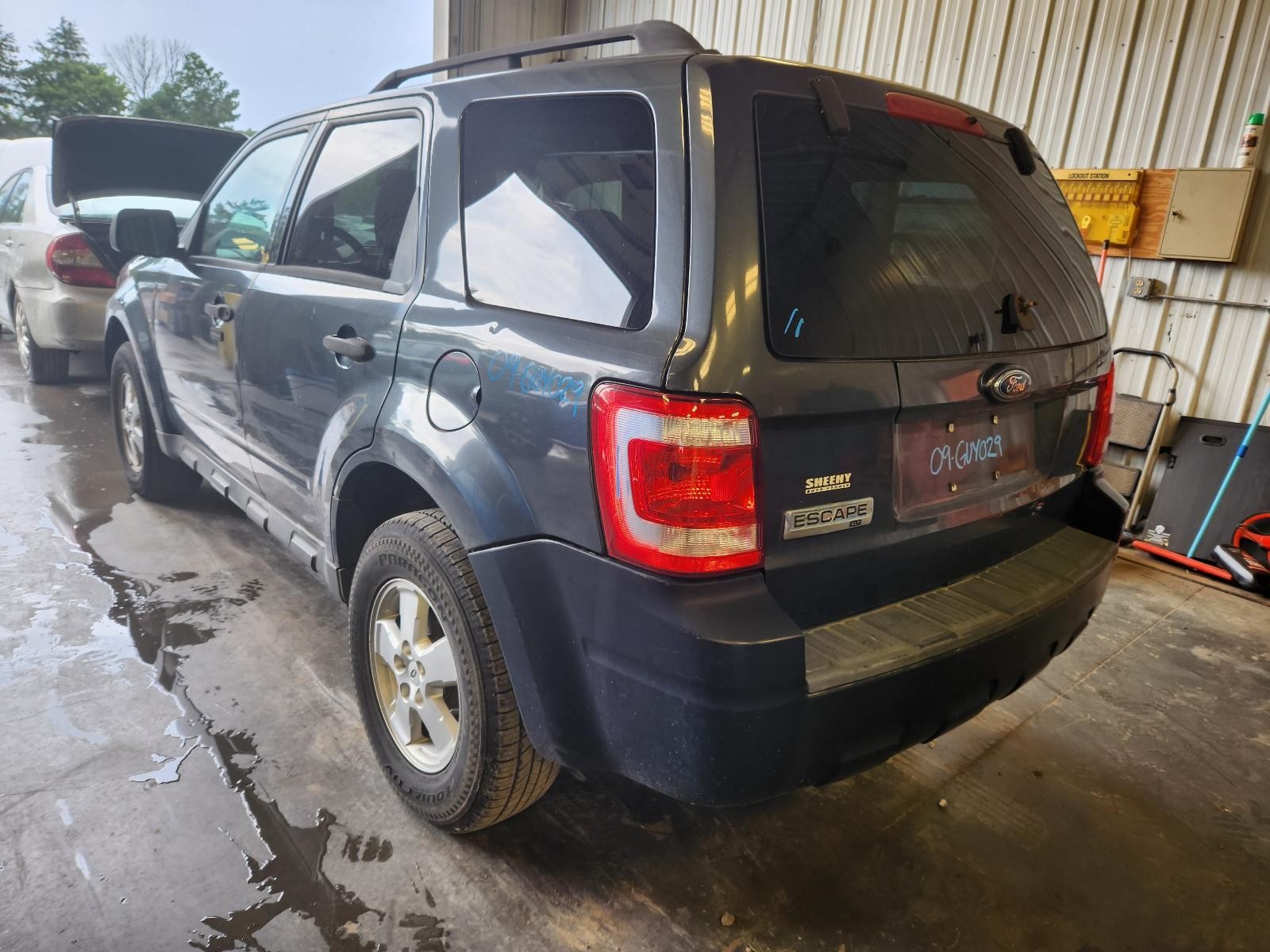 Used Left Door Mirror fits: 2009 Ford Escape Power w/o heated glass L. black mou